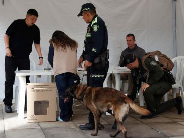 Policías inspeccionan el lugar donde vota el presidente de Colombia, Gustavo Petro este domingo en Bogotá. EFE/M. Dueñas