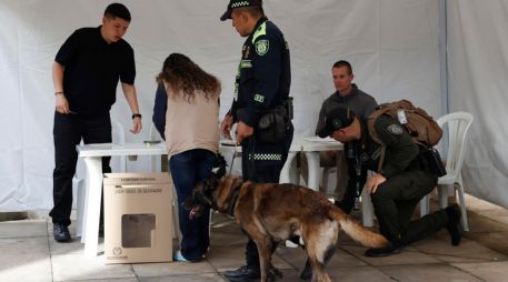 Policías inspeccionan el lugar donde vota el presidente de Colombia, Gustavo Petro este domingo en Bogotá. EFE/M. Dueñas