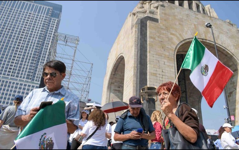 Aspectos del ambiente en el Monumento a la Revolución. Asistentes esperan la llegada de la Presidenta Claudia Sheinbaum. SUN/S. Cadena