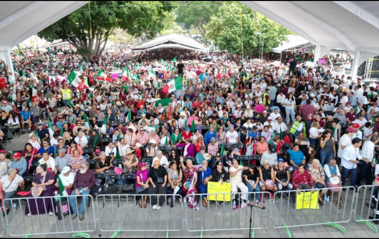 Simpatizantes y liderazgos de Morena en Jalisco se congregaron en la Plaza Juárez para respaldar el mensaje de la presidenta Claudia Sheinbaum. CORTESÍA.