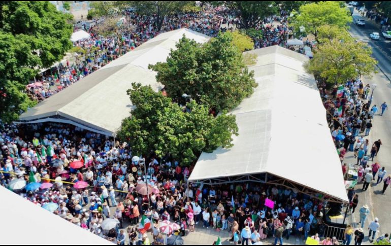 Simpatizantes y liderazgos de Morena en Jalisco se congregaron en la Plaza Juárez para respaldar el mensaje de la presidenta Claudia Sheinbaum. CORTESÍA.