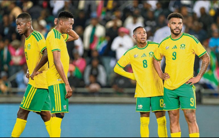 Tras horas de incertidumbre y un retraso por problemas migratorios, la Selección de Sudáfrica finalmente aborda su vuelo chárter hacia México para disputar el partido inaugural del Mundial 2026. ESPECIAL
