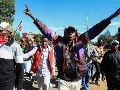 Cientos de personas salieron a las calles para protestar contra la creación de un centro de cuarentena para el ébola destinado a ciudadanos estadounidenses en la base aérea de Laikipia. EFE/TRINGER