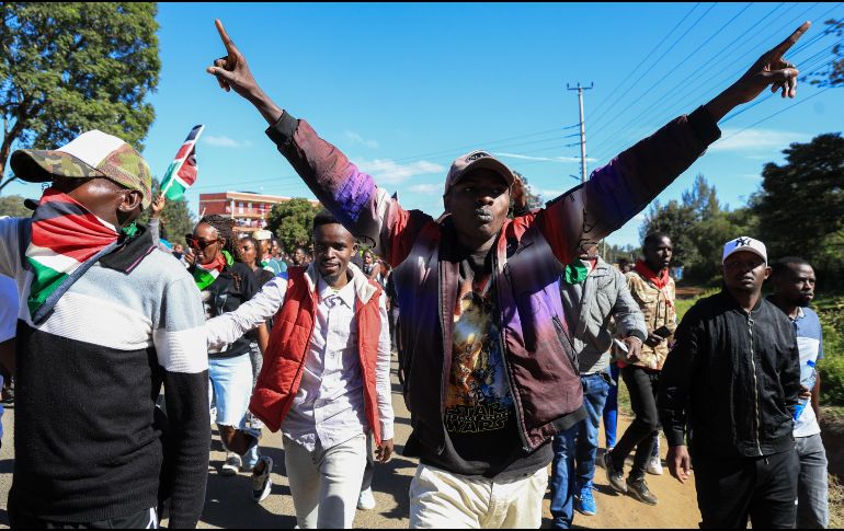 Cientos de personas salieron a las calles para protestar contra la creación de un centro de cuarentena para el ébola destinado a ciudadanos estadounidenses en la base aérea de Laikipia. EFE/TRINGER