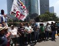 Los maestros mexicanos han amenazado con boicotear el inicio del Mundial de Futbol con movilizaciones y bloqueos. EFE/M. Hartz