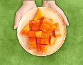 Una sola porción matutina de papaya cubre más del cien por ciento de los requerimientos diarios de vitamina C. ESPECIAL / CANVA