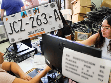 Tras concluir la prórroga para el canje gratuito, los automovilistas en Jalisco deben pagar el costo total de las nuevas placas. ESPECIAL/Gobierno de Jalisco