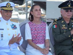 La ceremonia por el Día de la Marina se llevó a cabo a bordo del Buque Usumacinta, se rindieron homenajes, hubo condecoraciones y muestra de ejercicios marítimos. SUN/S. Cadena