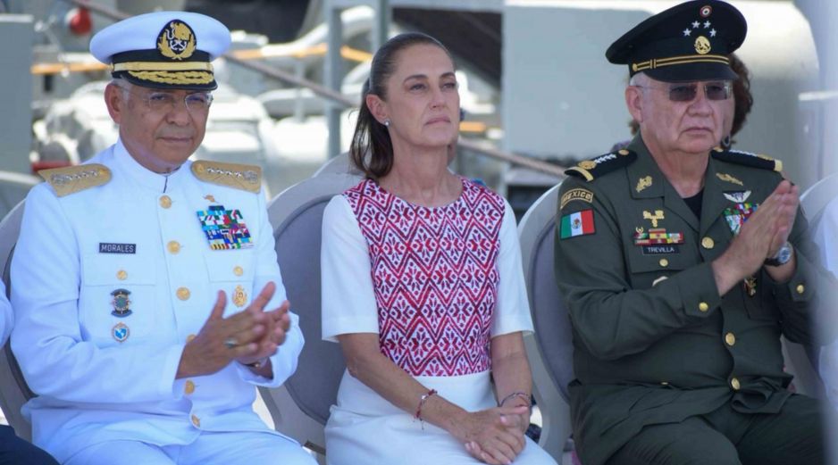 La ceremonia por el Día de la Marina se llevó a cabo a bordo del Buque Usumacinta, se rindieron homenajes, hubo condecoraciones y muestra de ejercicios marítimos. SUN/S. Cadena