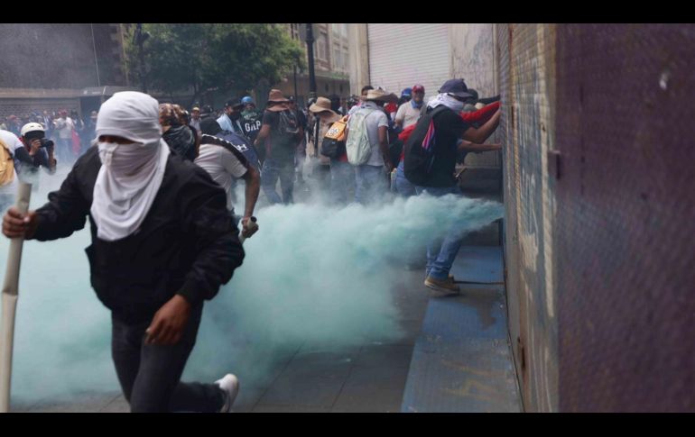 Durante los incidentes, se registraron breves forcejeos entre maestros y policías en los accesos al Zócalo. SUN/D. Sánchez