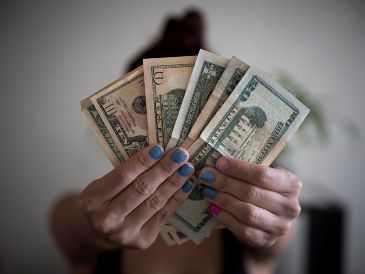 El reporte destaca que la economía estadounidense presentó señales positivas durante abril, pero esto no se vio reflejado en los envíos de dinero. EFE/ARCHIVO