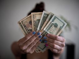 El reporte destaca que la economía estadounidense presentó señales positivas durante abril, pero esto no se vio reflejado en los envíos de dinero. EFE/ARCHIVO