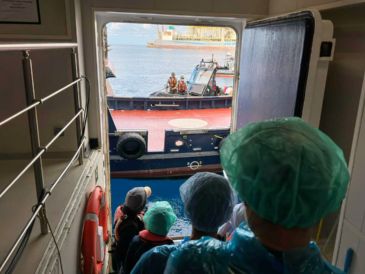 Pasajeros desembarcan del crucero MV Hondius, donde se registró un brote de hantavirus, el domingo 10 de mayo de 2026, en el puerto de Granadilla, en las Islas Canarias, España. AP/ARCHIVO