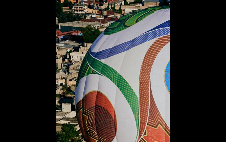 Un globo aerostático estilizado como el Trionda sobrevuela la Ciudad de México en la antesala al inicio del Mundial 2026. ESPECIAL / X: @MexicoCity26