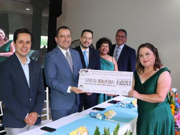 Personalidades del sector educativo, formaron parte del presídium y hacen entrega simbólica a representante de la región X Costa Sur - Sierra de Amula. ESPECIAL