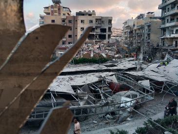 Un edificio destruido que fue alcanzado en un ataque aereo israelí visto desde una ventana destrozada del Hospital Jabal Amel, en Tiro, Líbano, el 1 de junio de 2026. AP