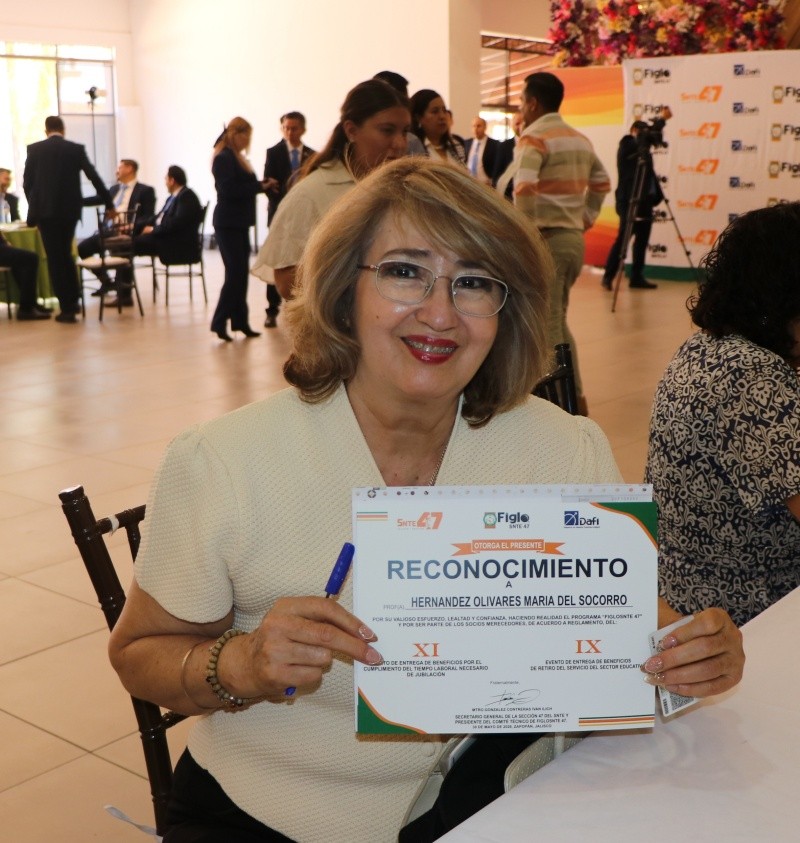 Entrega de reconocimiento a socia por el cumplimiento de sus años de servicio. ESPECIAL&nbsp;