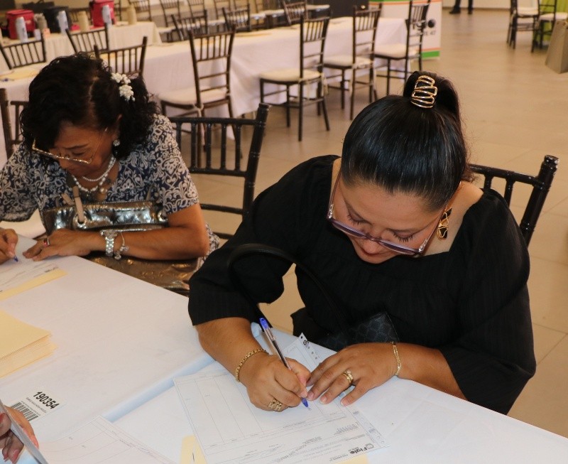 Socia recibiendo su beneficio por parte de Figlosnte 47.&nbsp;ESPECIAL