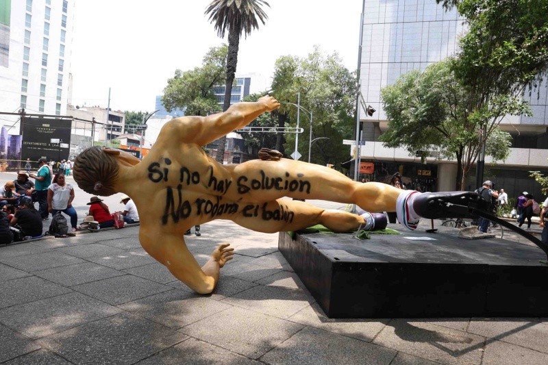 La CNTE tumbó las piezas, las desnudó y pintó letreros en ellas. SUN/O. Alvarado
