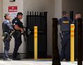 Policías negocian con el sujeto que se encerró en el banco para que libere a los rehenes. AP/Jacob, Dad