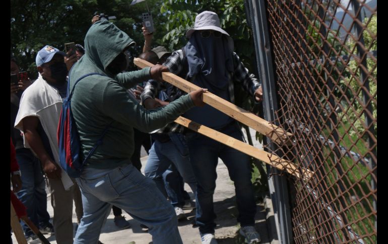 El secretario de Seguridad de CDMX, Pablo Vázquez Camacho, confirmó la presencia de personas con el rostro cubierto que iniciaron con los disturbios. EFE/J. de la Cruz