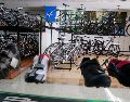 En tiendas especializadas, los ciclistas encuentran orientación técnica y opciones para cada tipo de recorrido. EL INFORMADOR/Archivo