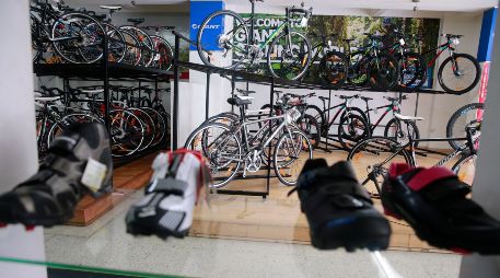 En tiendas especializadas, los ciclistas encuentran orientación técnica y opciones para cada tipo de recorrido. EL INFORMADOR/Archivo