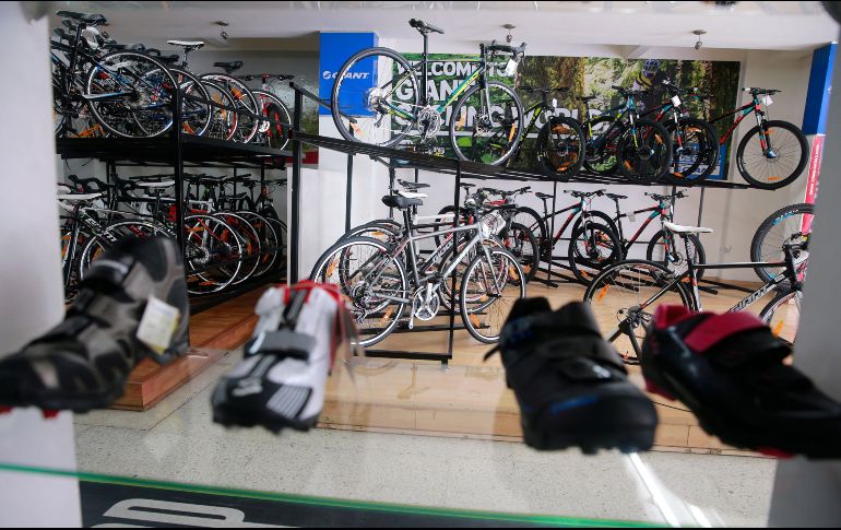En tiendas especializadas, los ciclistas encuentran orientación técnica y opciones para cada tipo de recorrido. EL INFORMADOR/Archivo