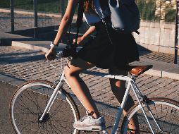 Al optar por el pedaleo diario, los ciudadanos contribuyen directamente a la reducción de emisiones contaminantes y al necesario descongestionamiento de las principales arterias viales de la ciudad. Unsplash