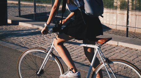 Al optar por el pedaleo diario, los ciudadanos contribuyen directamente a la reducción de emisiones contaminantes y al necesario descongestionamiento de las principales arterias viales de la ciudad. Unsplash