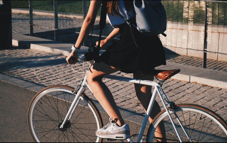 Al optar por el pedaleo diario, los ciudadanos contribuyen directamente a la reducción de emisiones contaminantes y al necesario descongestionamiento de las principales arterias viales de la ciudad. Unsplash