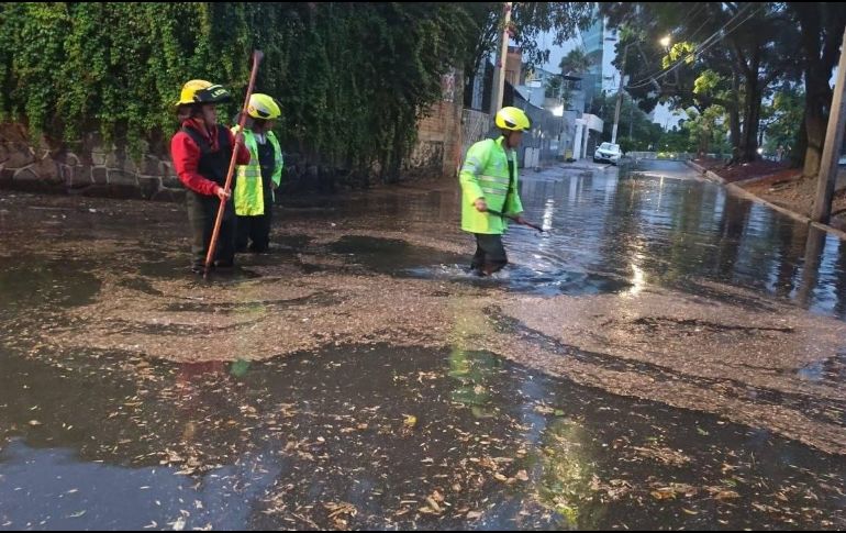 Algunas de las avenidas más importantes del Área Metropolitana de Guadalajara presentan encharcamientos significativos. ESPECIAL/Bomberos Guadalajara