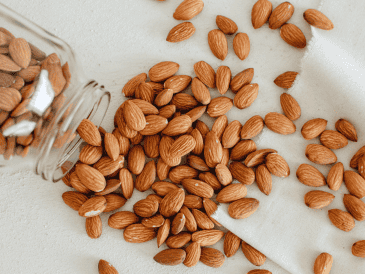 Aunque no existe un alimento milagroso para controlar el colesterol, consumir alrededor de 23 almendras al día suele considerarse una porción adecuada para aprovechar sus propiedades nutricionales dentro de un estilo de vida saludable.  CANVA