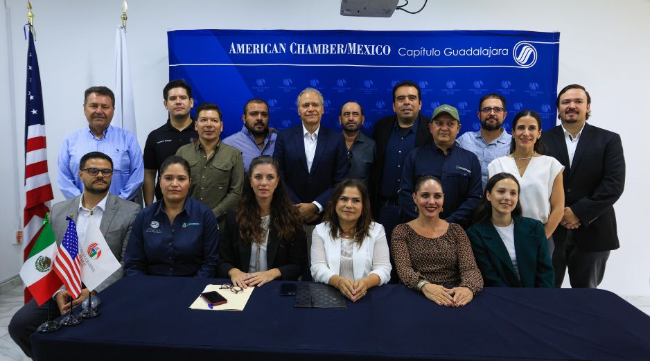 Laguna de Atotonilco en la AmCham Guadalajara: foto oficial con presidentes municipales y autoridades involucradas en el proyecto. EL INFORMADOR / J. Acosta