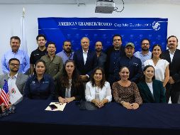 Laguna de Atotonilco en la AmCham Guadalajara: foto oficial con presidentes municipales y autoridades involucradas en el proyecto. EL INFORMADOR / J. Acosta