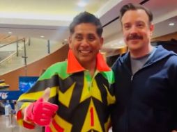 Jorge Campos protagonizó un divertido encuentro con Jason Sudeikis durante la grabación de una campaña mundialista, sorprendiendo al actor con sus icónicos uniformes multicolores. ESPECIAL.