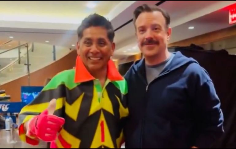 Jorge Campos protagonizó un divertido encuentro con Jason Sudeikis durante la grabación de una campaña mundialista, sorprendiendo al actor con sus icónicos uniformes multicolores. ESPECIAL.