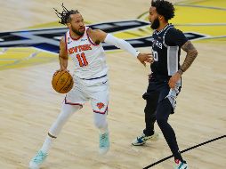 Jalen Brunson lideró a los Knicks con 30 puntos para tomar ventaja en Las Finales de la NBA ante San Antonio. EFE/ Carlos Ramírez