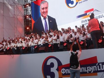 Armenia Fuerte, el principal partido opositor del país caucásico, cerró hoy la campaña electoral con un multitudinario mitin en el corazón de la capital, Ereván. EFE/B. Arslanián