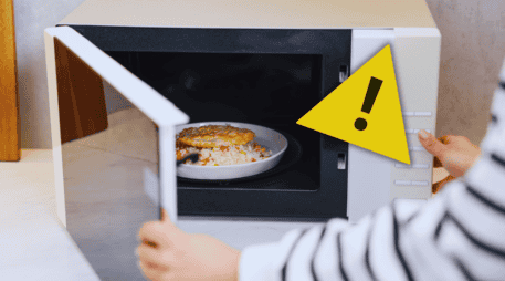 A diferencia de otros patógenos comunes en la cocina, esta toxina específica no se elimina fácilmente, ni siquiera cuando el plato recalentado alcanza nuevamente el punto de ebullición o genera vapor visible. ESPECIAL / CANVA