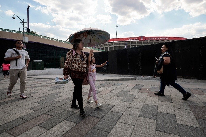 Personas caminan frente al estadio Ciudad de México la semana pasada. EFE / ARCHIVO