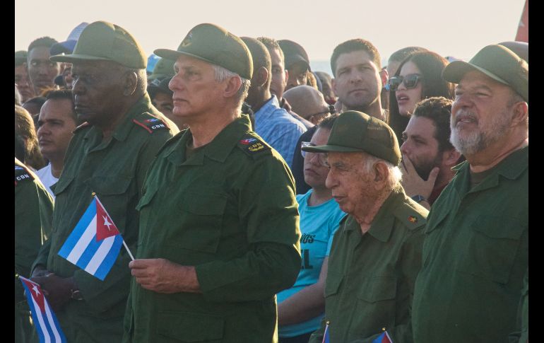 El presidente de Cuba, Miguel Díaz-Canel (segundo desde la izquierda), y el nieto de Raúl Castro, Raúl Guillermo Rodríguez Castro, participan en una manifestación en La Habana. AP/ARCHIVO
