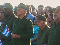 El presidente de Cuba, Miguel Díaz-Canel (segundo desde la izquierda), y el nieto de Raúl Castro, Raúl Guillermo Rodríguez Castro, participan en una manifestación en La Habana. AP/ARCHIVO