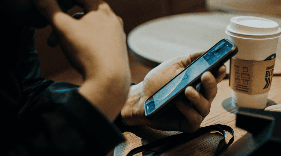 El factor humano y la adopción de nuevas tecnologías están facilitando la labor de los hackers, sin importar si el teléfono es de uso personal o corporativo, la prevención es la única barrera efectiva contra la intrusión. CANVA