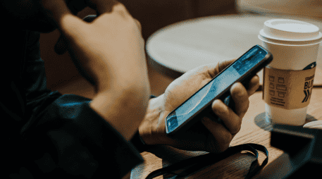 El factor humano y la adopción de nuevas tecnologías están facilitando la labor de los hackers, sin importar si el teléfono es de uso personal o corporativo, la prevención es la única barrera efectiva contra la intrusión. CANVA