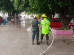 Protección Civil y Bomberos evacuan a primaria luego de desbordamiento de canal. Protección Civil y Bomberos.