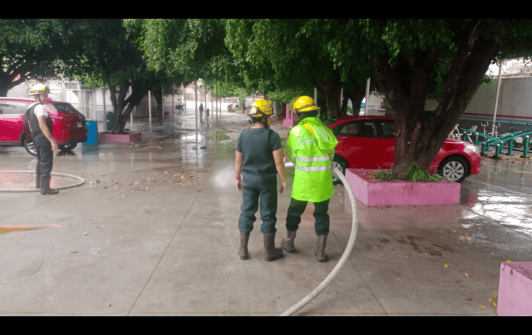 Protección Civil y Bomberos evacuan a primaria luego de desbordamiento de canal. Protección Civil y Bomberos.
