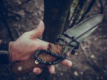 Clavar un cuchillo en época de lluvias es un truco muy popular entre los tapatíos a pesar de que la mayoría piensa que es sólo un mito. ESPECIAL/PIXABAY