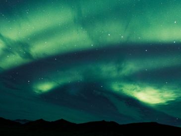 Una potente tormenta solar impacta hoy nuestro planeta, amenazando tus comunicaciones y regalando auroras boreales en lugares inusuales. PEXELS