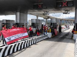 Integrantes de la Coordinadora Nacional de Trabajadores de la Educación (CNTE) toman una caseta de peaje durante una manifestación este jueves, en la Ciudad de México. EFE/M. Hartz